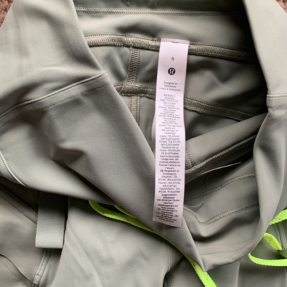 ⬇️⬇️New Lululemon cargo hiking short - Picture 3 of 3